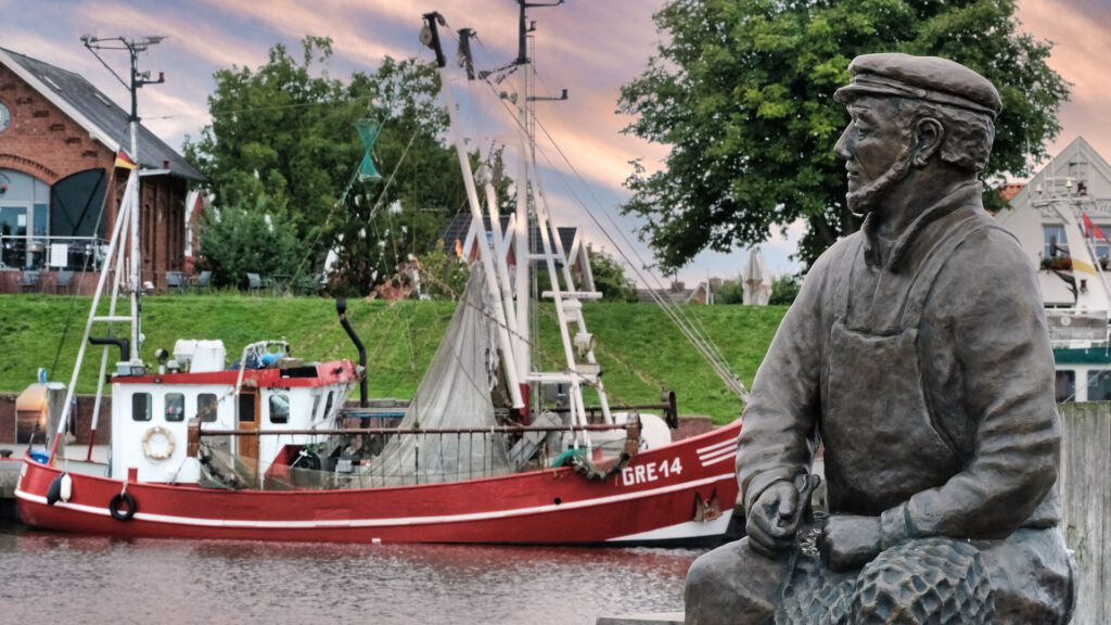 Krabbenkutter Greetsiel als eines der Ausflugsziele für Familien in Ostfriesland